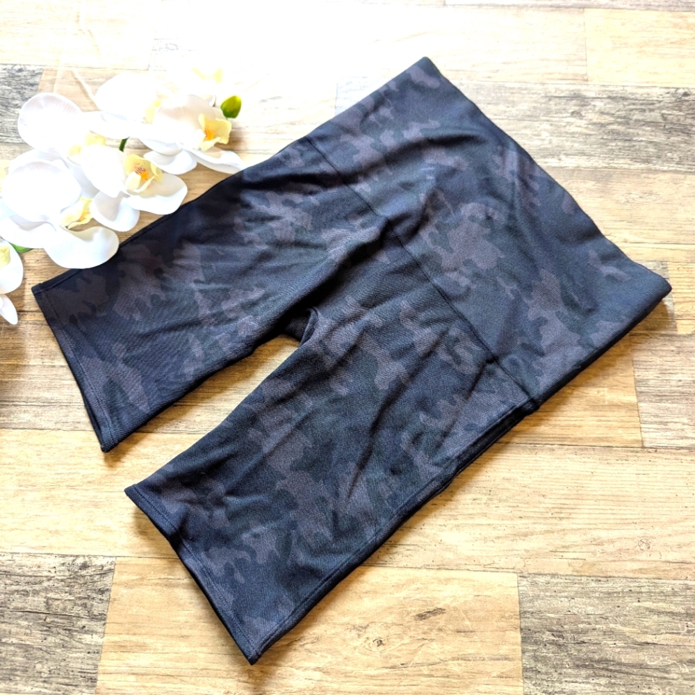Spanx gray camo shorts shaping bottom size M EUC